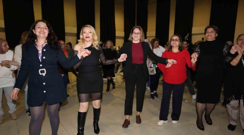 Manisa'da Kadınlar Matinesi: Şehzadeler, Manisa Büyükşehir ve Yunusemre Belediyeleri'nin Birlikte Düzenlediği Etkinlikte Kadınlar Müzik ve Eğlenceyle Buluştu 1