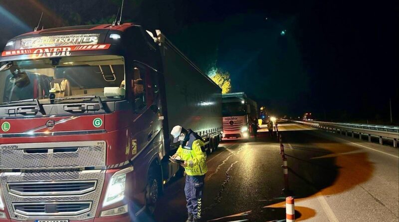 Manisa'da Yük ve Yolcu Taşımacılığı Yapan Araçlara Denetim, 5 Araç Trafikten Men Edildi 1