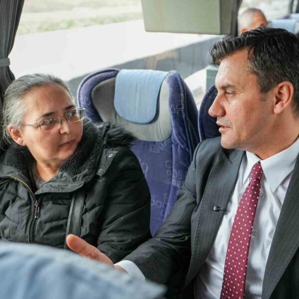 Manisa-İzmir seferini yapan otobüste yolcularla sohbet eden Manisa Büyükşehir Belediye Başkanı Ferdi Zeyrek-3