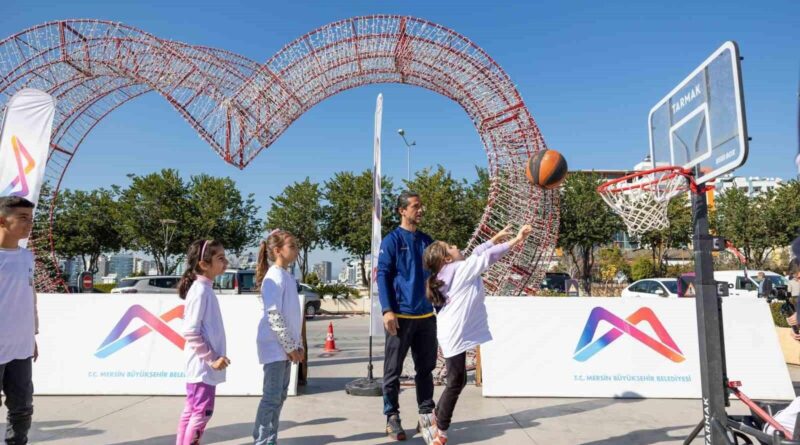 Mersin Büyükşehir Belediyesi Sporbüs'ü Alışveriş Merkezinde Çocuklarla Buluştu 1