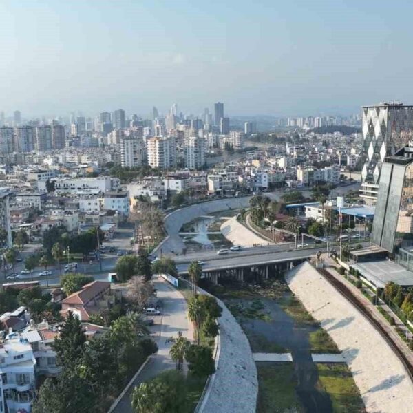 Mersin Millet Bahçesi'nin yanından geçen Efrenk Deresi-2