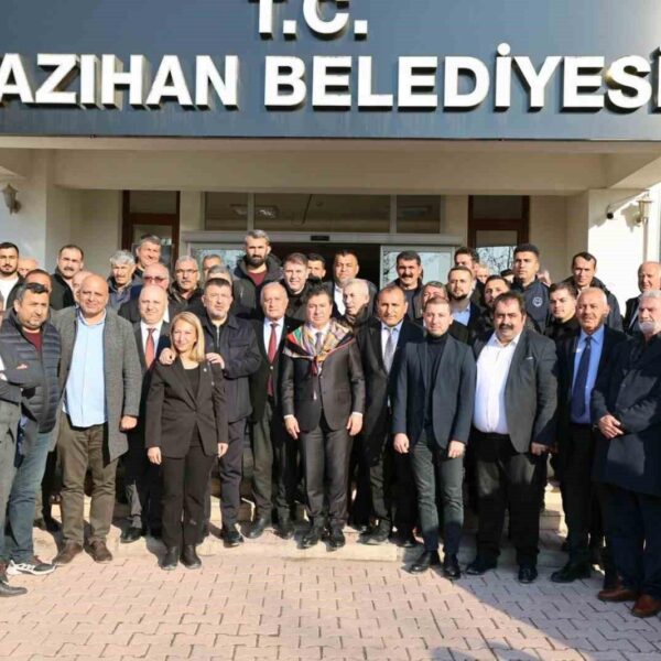 Muğla Büyükşehir Belediyesi yetkilileri ve Malatya'daki belediye başkanları, hibe edilen otobüslerin teslim töreninde.-1