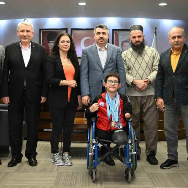 Muhammed Ali Biçer, Yüzme Yarışmasında Madalya Kazandı-2