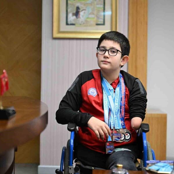 Muhammed Ali Biçer, Yüzme Yarışmasında Şampiyon-1