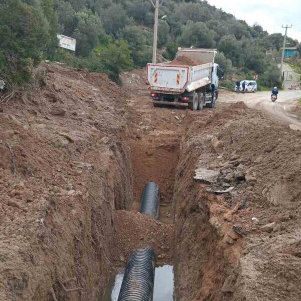 MUSKİ ekiplerinin kanalizasyon hattını yenileme çalışması-2