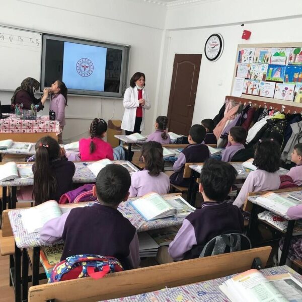 Öğrenciler diş taramasından geçiyor.-1