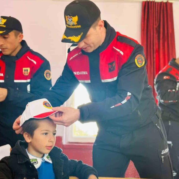 Öğrenciler jandarma şapkası ve Türk Bayrağı alıyor.-2