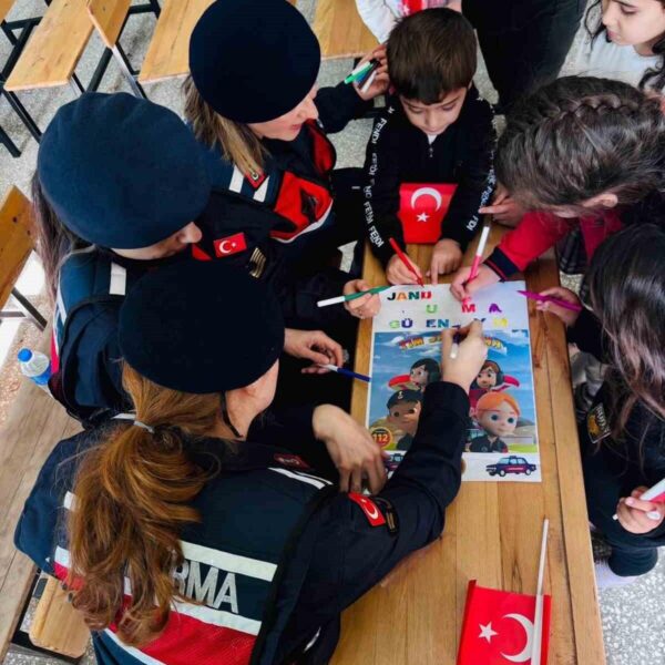 Öğrencilere jandarma şapkası hediye ediliyor-4