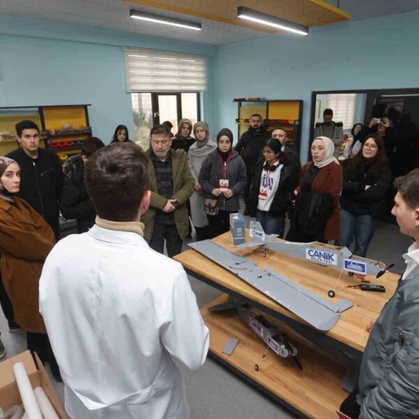 Öğretmenler Canik Özdemir Bayraktar Keşif Kampüsü'nde bir laboratuvarda incelemeleri yapıyor.-2