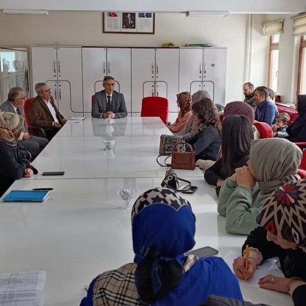 Öğretmenler ile Bayburt İl Milli Eğitim Müdürü Ömer Faruk Kahraman-1