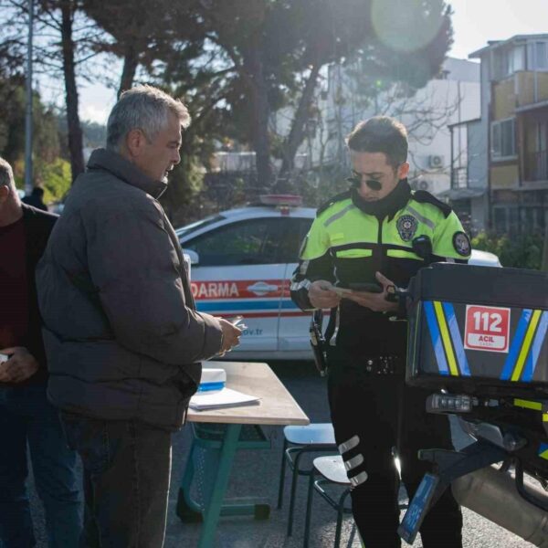 Okul servisinin ön kontrolü sırasında araç detaylı inceleniyor-2