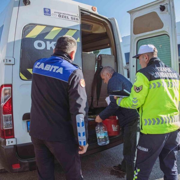 Okul servislerinin denetlendiği bir sokak sahnesi-3
