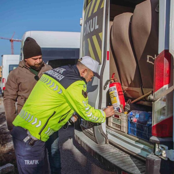Okul servislerinin denetlendiği bir sokak sahnesi-5