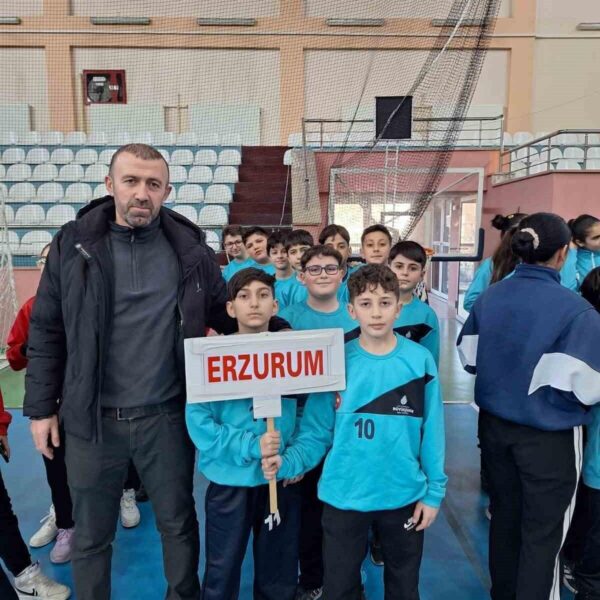 Oltu Cumhuriyet Ortaokulu voleybol takımı Artvin'de Bölge Şampiyonası'nda.-1