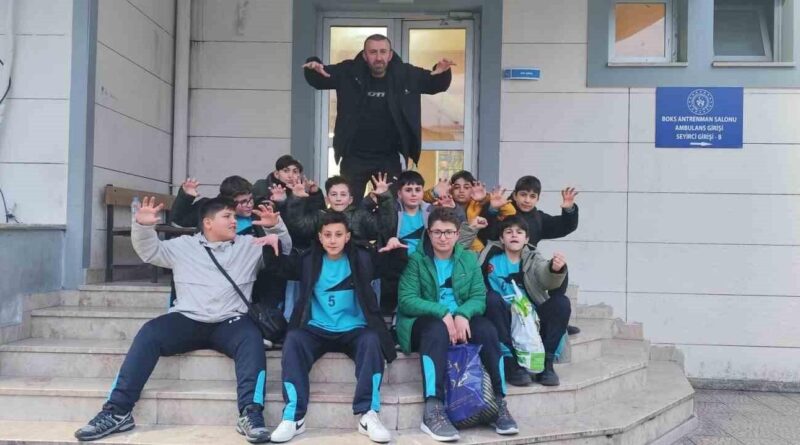 Oltu Cumhuriyet Ortaokulu Voleybolcuları Bölge Şampiyonu, Türkiye Yarı Finaline Yükseldi 1