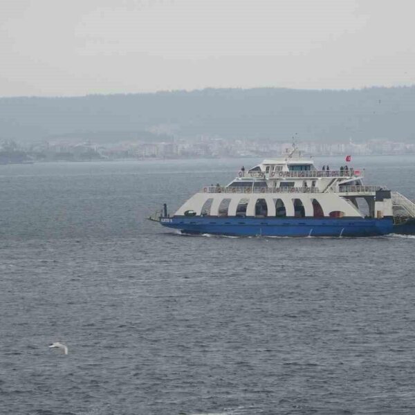 Olumsuz hava şartları nedeniyle feribotların limanda durduğu görüntü-4
