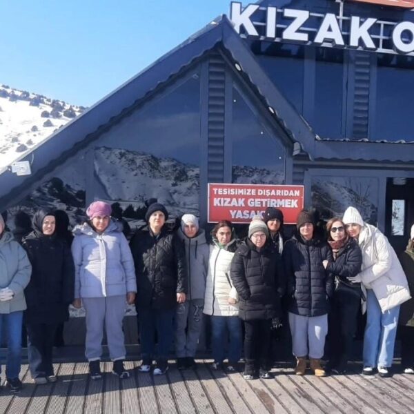 Özel bireyler Ergan Dağı Kayak Merkezi'nde gondollarla keyifli bir yolculuk yapıyorlar.