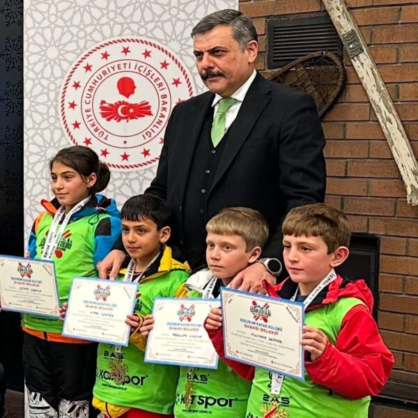 Palandöken Kayak Merkezi'nde kayak eğitimi alan çocuklar.-2