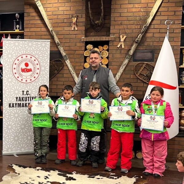 Palandöken Kayak Merkezi'nde kayak eğitimi alan çocuklar.-4