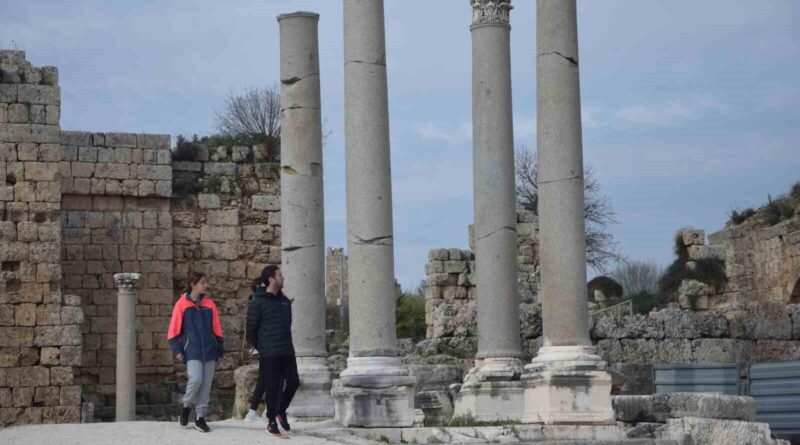 Perge Antik Kenti 2024'te 157 Bin Ziyaretçiyi Ağırladı 1