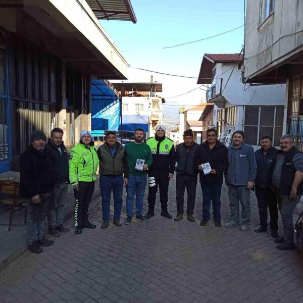 Polis ekipleri, sürücülere broşür dağıtıyor.-1