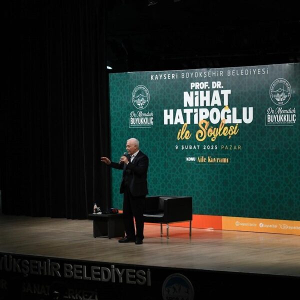 Prof. Dr. Nihat Hatipoğlu Kayseri'de 'Aile Kavramı' üzerine söyleşi yapıyor.-1