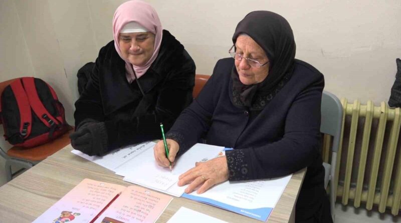 Rize'nin Kalkandere'sinde 73 Yaşındaki Anne ve 56 Yaşındaki Kızı Okuma Yazma Öğrenmek İçin Sorumluluk Alıyor 7