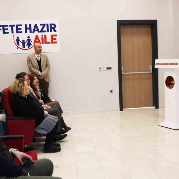 Sağlık personeli Yenidoğan Canlandırma Programı eğitimi alıyor-1