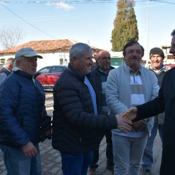 Salihli Kaymakamı Ali Güldoğan mahalle sakinleriyle sohbet ediyor.-1