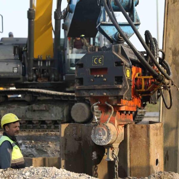 Samsun Büyükşehir Belediyesi ekiplerinin kanalizasyon hattı döşeme çalışmaları-1