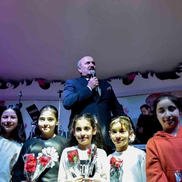 Sanatçı Cemal Bilgin ve Ilgaz, Taşköprü'de düzenlenen Dünya Kadınlar Günü programında sahne performansları sergiledi.-4