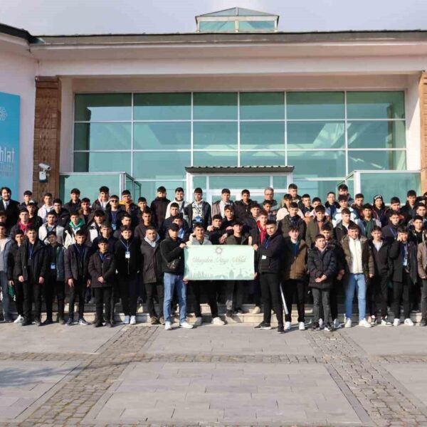 Şehit ve gazi çocuklarının tarihi mekanları ziyaret ettiği bir fotoğraf-1