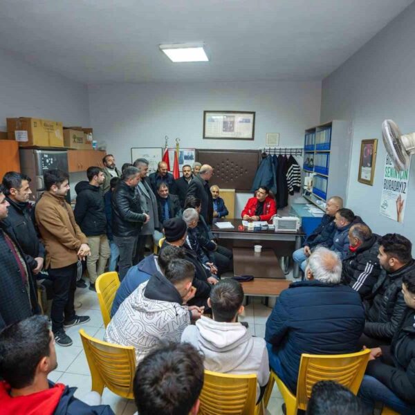Şehitkamil Belediye Başkanı Umut Yılmaz, Karşıyaka'da amatör futbol takımı temsilcileri ile bir araya geliyor.-5