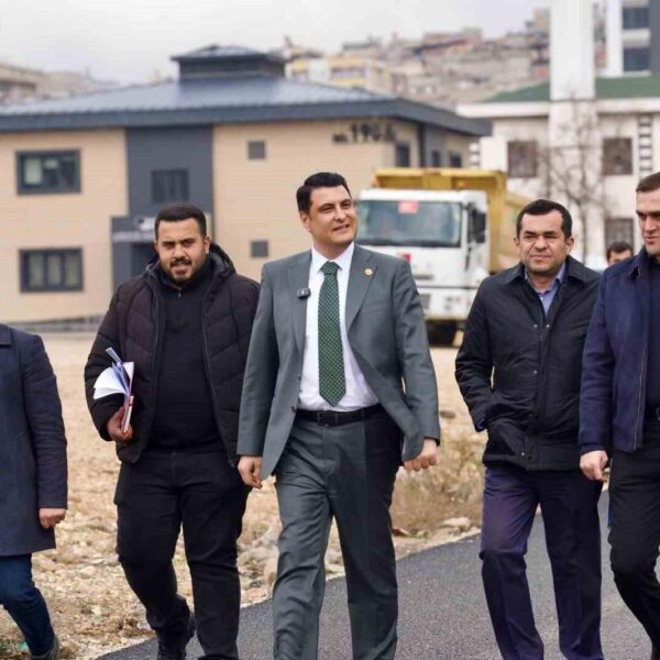 Şehitkamil Belediye Başkanı Umut Yılmaz, sahasız kalan gençlere semt sahası yapımına başlıyor.-2