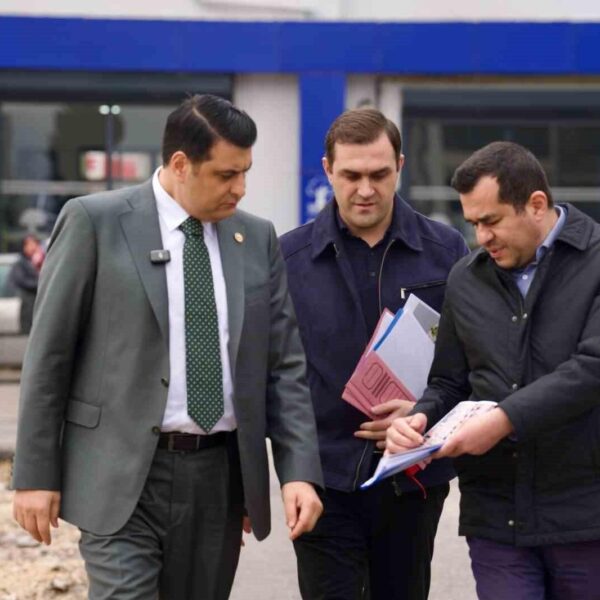 Şehitkamil Belediye Başkanı Umut Yılmaz, sahasız kalan gençlere semt sahası yapımına başlıyor.-4