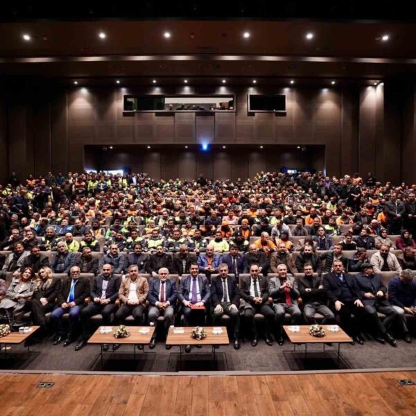 Şehitkamil Belediye Başkanı Umut Yılmaz ve DİSK temsilcileri toplu iş sözleşmesi imzalıyor.-5