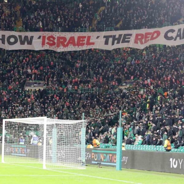 Show Israel The Red Card pankartıyla İsrail'e karşı protesto gösterisi.