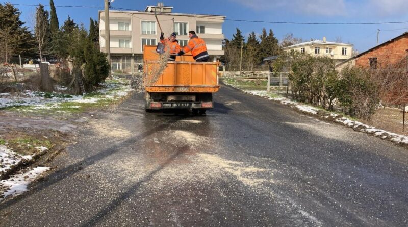 Silivri Belediyesi Olumsuz Hava Şartlarında Tuzlama ve Küreme Çalışmalarını Sürdürüyor 1