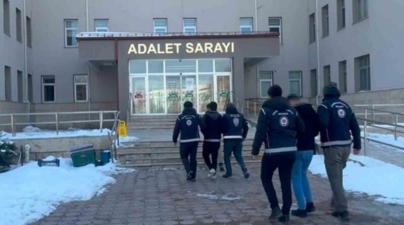 Sivas'ta Göçmen Kaçakçılığı Operasyonu: 2 Kişi Tutuklandı, 3 Kaçak Göçmen Yakalandı 1