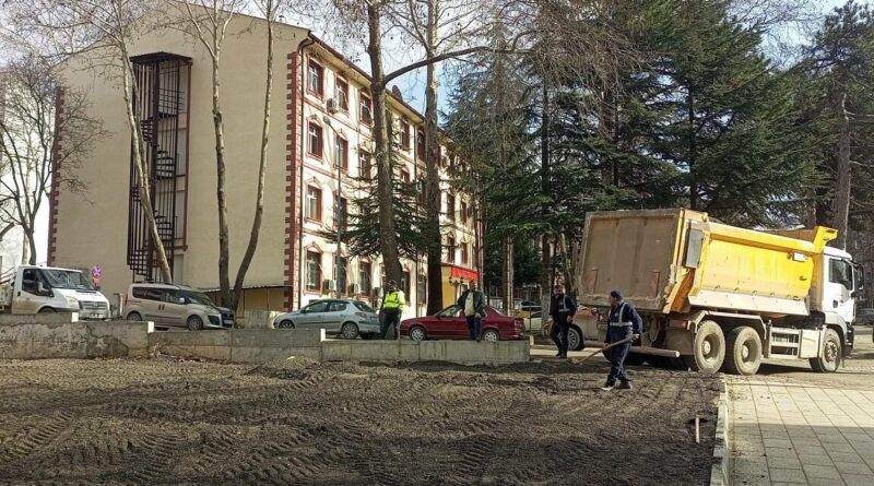 Söğüt Belediyesi Açık Otoparkta Zemin İyileştirmesi ve Çevre Düzenlemesi Yapıyor 1
