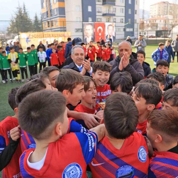 Talas Belediye Başkanı Mustafa Yalçın turnuva ödül töreninde-2