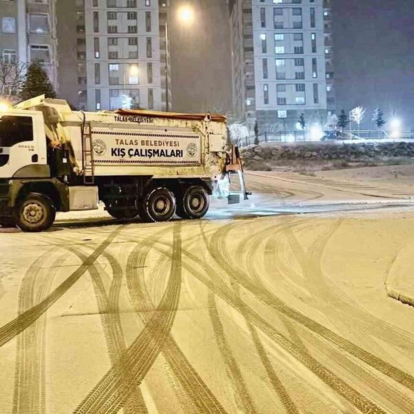 Talas Belediyesi'nin kış çalışmaları ekipleri karla mücadele ediyor.-1