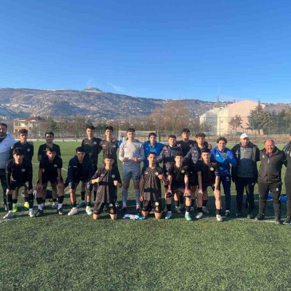 Talas Belediyespor Süper U-18 takımı şampiyonluk kutlaması.-1
