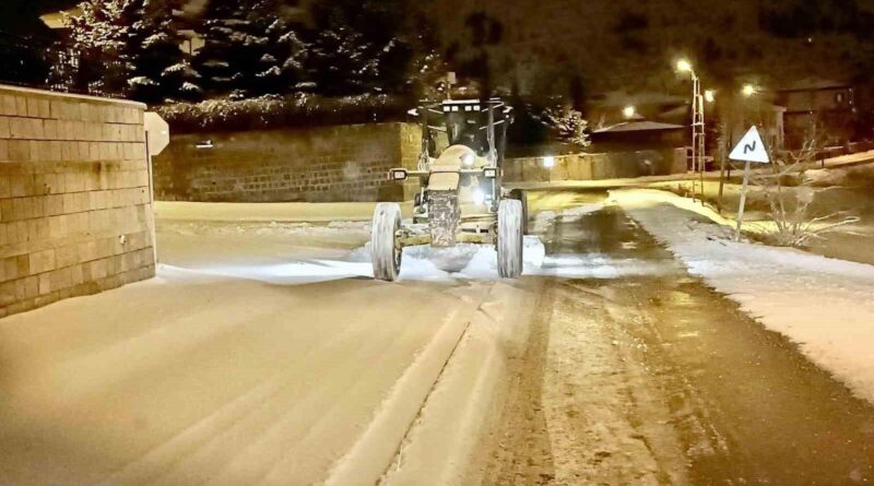 Talas'ta Kış Çalışmaları Ekipleri Karıyla Mücadele Ediyor 1