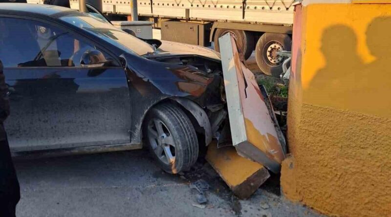 Tarsus'ta Kırmızı Işıkta Duramayan Otomobil, Güvenlik Kulübesine Çarpınca Sürücü Yaralandı 1