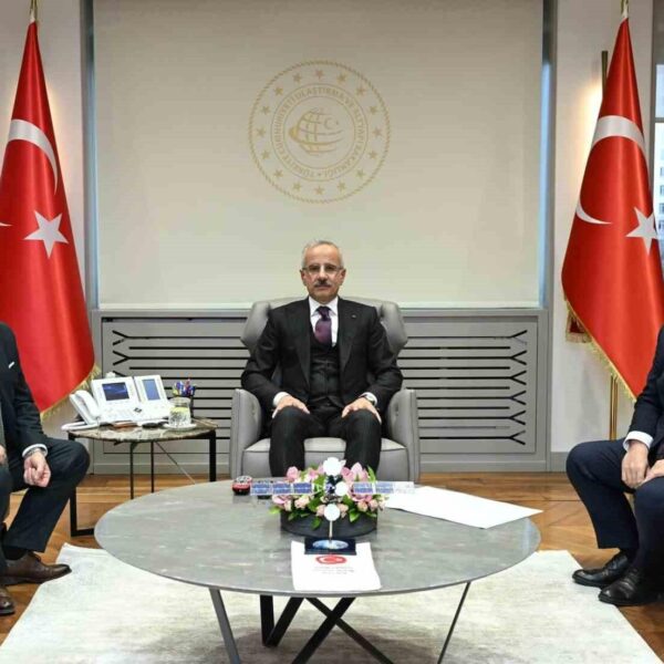 Taşköprü Belediye Başkanı Hüseyin Arslan, Ulaştırma ve Altyapı Bakanı Abdulkadir Uraloğlu ile birlikte.-1