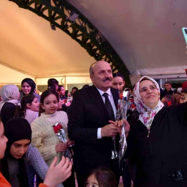 Taşköprü Belediye Başkanı Hüseyin Arslan ve kadınlar pasta keserek Dünya Kadınlar Günü'nü kutluyor.-3