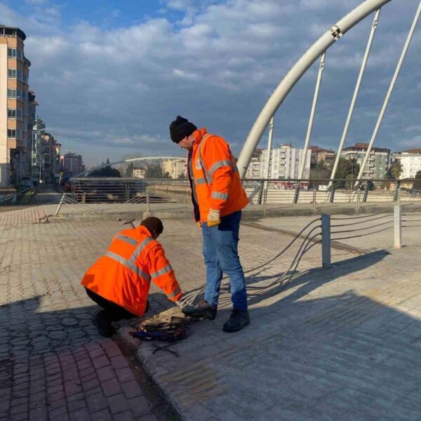 Terme Belediyesi'nin mobil ekibi refüjde onarım çalışması yapıyor.-2
