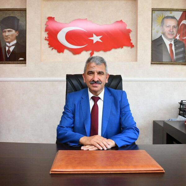 Terme Belediyesi'nin mobil ekibi refüjde onarım çalışması yapıyor.-4