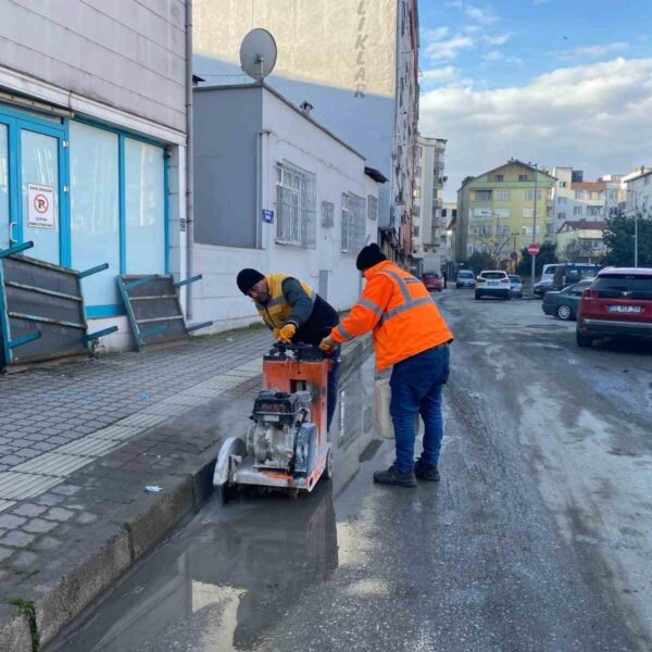 Terme Belediyesi'nin mobil ekibi yürüyüş yolunda bakım çalışması yapıyor.-1